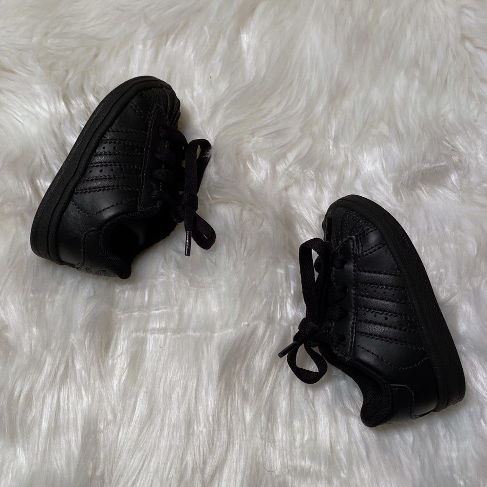 💎Toddler Black Adidas Superstar shoe size 4